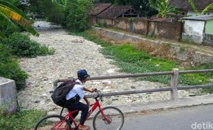 Ih Jijiknya...Usus Ayam dan Sampah Rumah Tangga Penuhi Sungai Ledeng Mojokerto