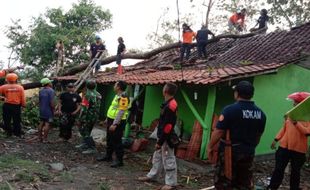 Angin Kencang Landa 7 Kecamatan di Klaten, Warga Diminta Tetap Waspada