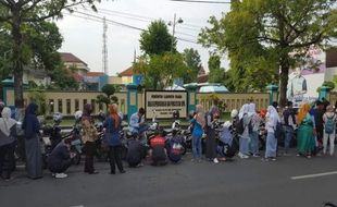 Seribuan Warga Serbu Kantor Disdukcapil Sragen, Ada Apa?