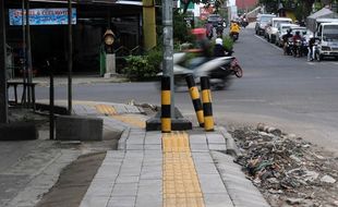 Awas, Jalur Pejalan Kaki Tunanetra di Perempatan Ngemplak Solo Nabrak Tiang Bangjo!