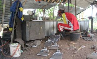 Tak Hanya Cangkul, Pandai Besi di Jatinom Klaten juga Bisa Bikin PJU Solar Cell