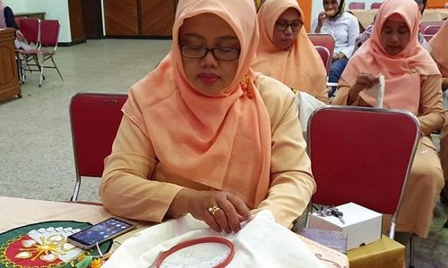 Dharma Wanita Kota Magelang Latihan Menyulam