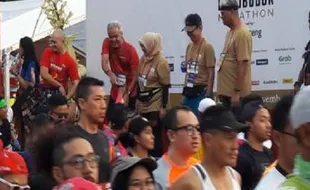 Usai Melambaikan Bendera Start, Ganjar dan Atik Ikut 10K Borobudur Marathon 2019