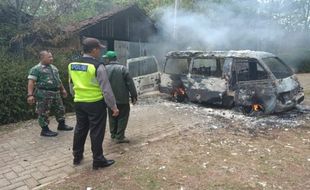 Mobil Suzuki Futura Terbakar Di Depan Rumah Warga Ngawi