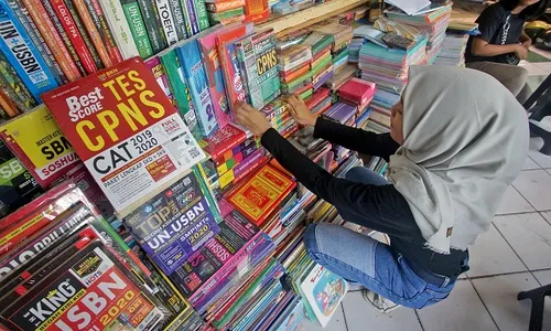 Buku Bajakan di Shopping Center Jogja Dirazia, Sedih Atau Senang?