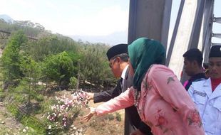 Tabur Bunga Hari Pahlawan di Temanggung Dilakukan di Jembatan