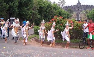 Peserta Borobudur Marathon 2019 Berlari, Masyarakat Menari di Tepi Jalan