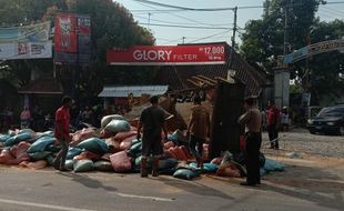 Tabrak Tronton, Truk Angkut Pakan Ternak Terbalik di Ngawi