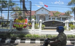 Korupsi Klaten: Giliran Warga Trunuh Datangi Kejari