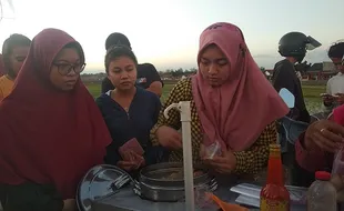 Utari Jualan Cilok di Sekitar Bandara Adi Soemarmo Solo Demi Bantu Orang Tua