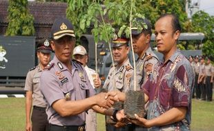 Polisi Batang Tanam Ratusan Pohon di Kantor dan Asrama