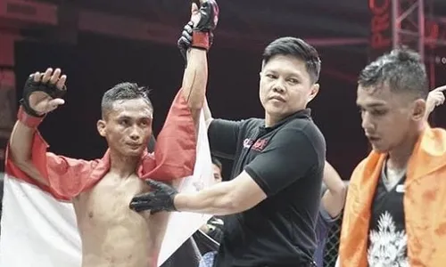 One Pride MMA Fight Night 66 Solo: Angga Hans Berhasil Menang Lawan Deni Daffa