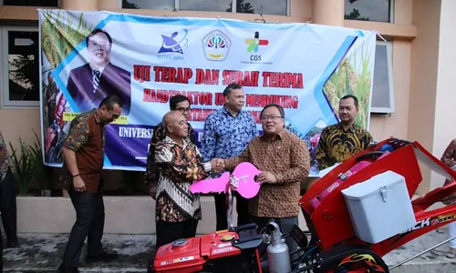 Menristek Hibahkan Traktor Berbahan Bakar Gas ke Unwidha Klaten