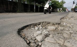 Rusak, Jl Duwet Raya di Perbatasan Solo-Sukoharjo-Karanganyar Direhab