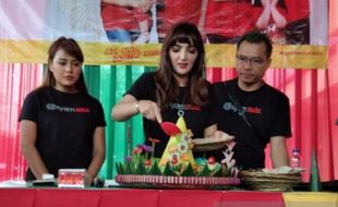 Bukan Ikut Sidang, Ashanty Potong Tumpeng di Purwokerto