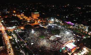 Sobat Ambyar dan Sobat Ngaji Padati Alun-Alun Ponorogo