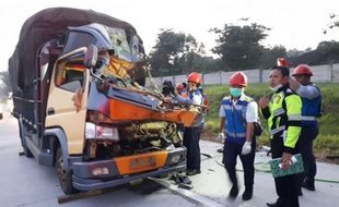 2 Truk Tabrakan di Tol Ngawi-Solo, Kernet Meninggal Tergencet