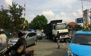 KA Bandara Jalan, Palang Joglo Macet Pol! Kendaraan Terhenti Nyaris 15 Menit