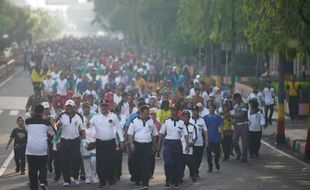 Ribuan Guru Madiun Peringati HUT PGRI dan Hari Guru dengan Jalan Santai