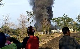 Gudang Japfa di Pasuruan Terbakar, Ribuan Ayam Petelur Jadi Ayam Panggang