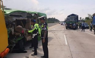 3 Kendaraan Kecelakaan di Tol Batang-Semarang, 1 Meninggal