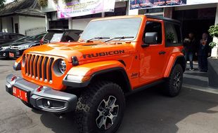 Best Seller, Jeep Rubicon Bupati Karanganyar Berwarna Oranye