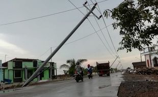 9 Tiang Listrik Beton di Pati Nyaris Rebah Diterjang Puting Beliung