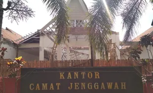 Baru Direnovasi, Atap Galvalum Kantor Kecamatan di Jember Ambruk