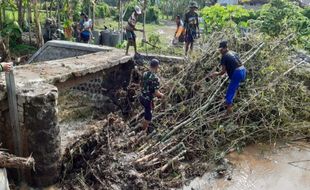 Sungai Meluap Rendam 3 Hektare Sawah dan Halaman SMPN 2 Nglames Madiun