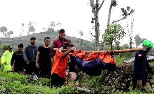 Pendaki Gunung Sumbing Tertimbun Longsor, Tanpa Nyawa Dipanggul Turun