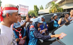 Peringati Hari Antikorupsi di Semarang, Gubernur Jateng Tempel Stiker di Mobil Dinas