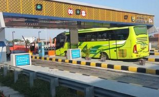 Diterjang Angin Puting, Gerbang Tol Weleri Rusak