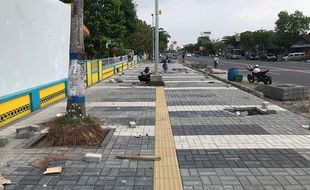 Waduh, Jalur Tunanetra di Pedestrian Jl. Lawu Karanganyar Nabrak Tiang