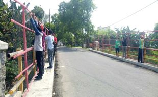 4 Jembatan Sragen Dipasangi Jaring Agar Warga Tak Buang Sampah ke Sungai