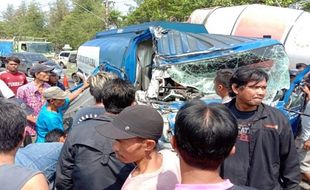 Kecelakaan Karambol di Tegal, Truk Vs Truk hingga Berputar Arah