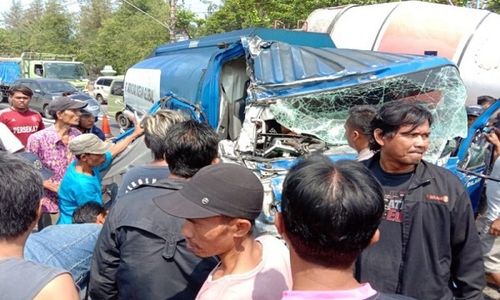 Kecelakaan Karambol di Tegal, Truk Vs Truk hingga Berputar Arah