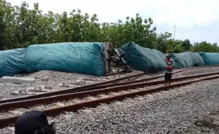 Video Kereta Api Barang Bermuatan Semen Anjlok di Blora