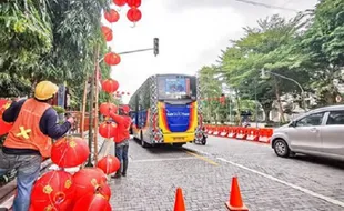 Lampion Imlek 2020 di Jalan Jenderal Sudirman Solo Mulai Dipasang