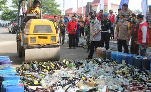 Polres Semarang Musnahkan 5.000 Liter Miras