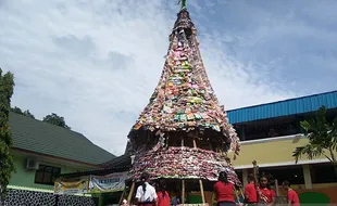 Limbah Plastik di Purwokerto Jadi Pohon Natal