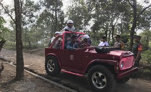 Sensasi Menjelajah Medan Sulit di Kaki Gunung Lawu dengan Jip