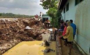 Bleng! Tembok SD di Jumantono Karanganyar Jebol Diterjang Air Bah