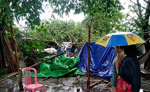 3 Mobil dan 3 Warung di Sekitar Polsek Pasar Kliwon Solo Tertimpa Pohon Tumbang