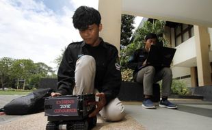 Mahasiswa UNS Solo Ciptakan Robot Pencari Korban Bencana Alam