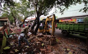 Picu Banjir, 21 Bangunan PKL Sekitar SMAN 5 Solo Dibongkar