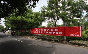 Lahan PT KAI di Purwosari Solo Jadi Sasaran Buang Sampah