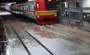 Banjir di Jakarta, Sepuluh KA yang Lewat Madiun Terlambat