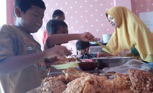 Inspiratif, Pasutri di Madiun Buka Rumah Makan Gratis Bagi Siapa Saja (Bagian 2-Habis)