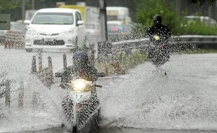 Jangan Nekat Berkendara Terjang Banjir, Akibatnya Fatal