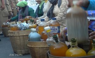 Pengrajin Jamu Gendong Asal Sukoharjo Tak Pulang Kampung, Sebelum Ramadan Sudah Kulakan Dulu